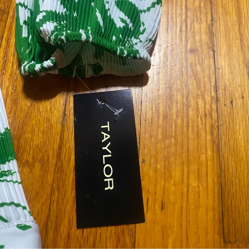 Taylor Floral Belted V-Neck Crepe Dress - Picture 10 of 11